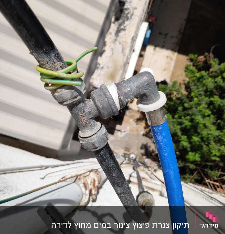 צינור מים עם חיבורי מתכת וחוט ירוק